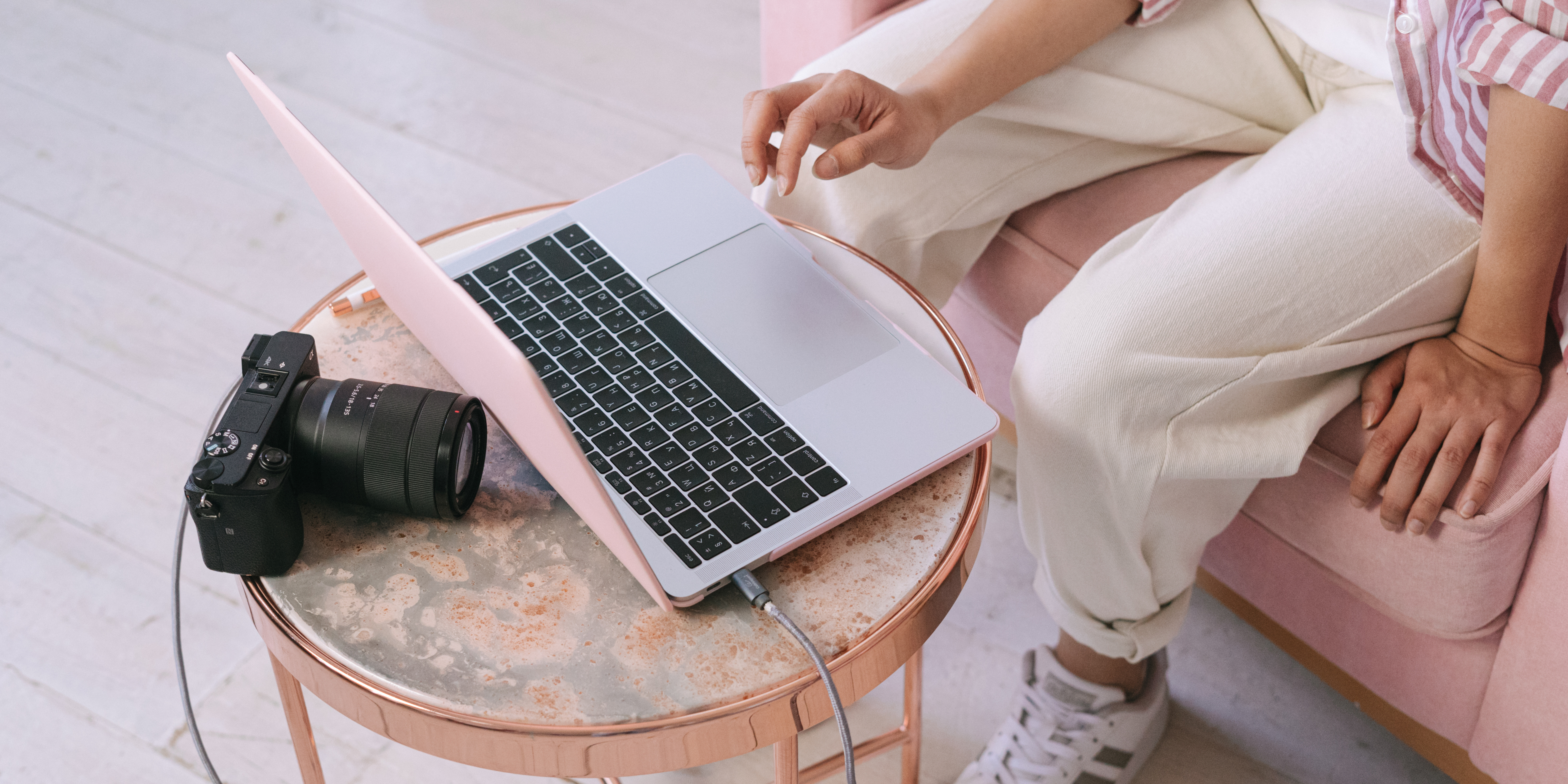 jonge man met laptop en camera