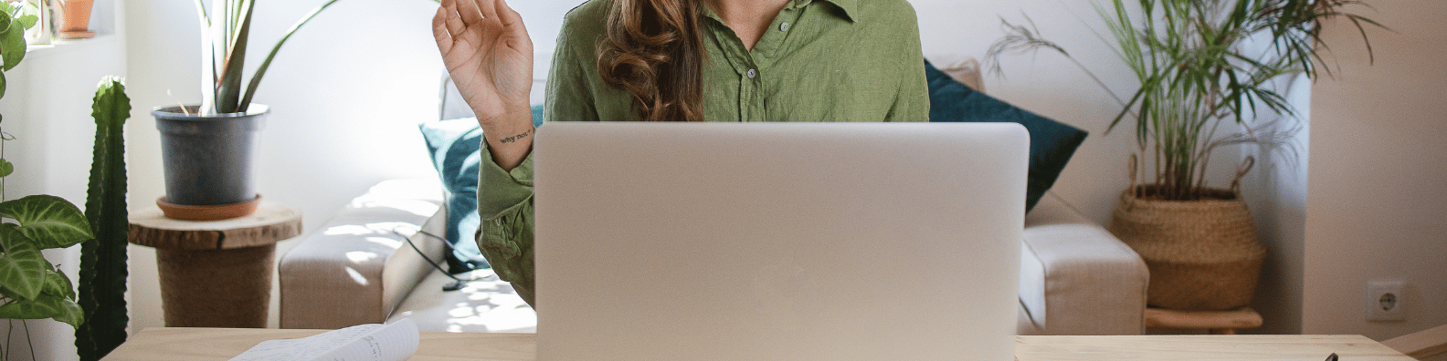vrouw achter laptop